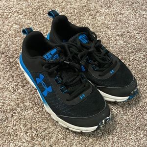 Under Armour Boys shoes sz 6y